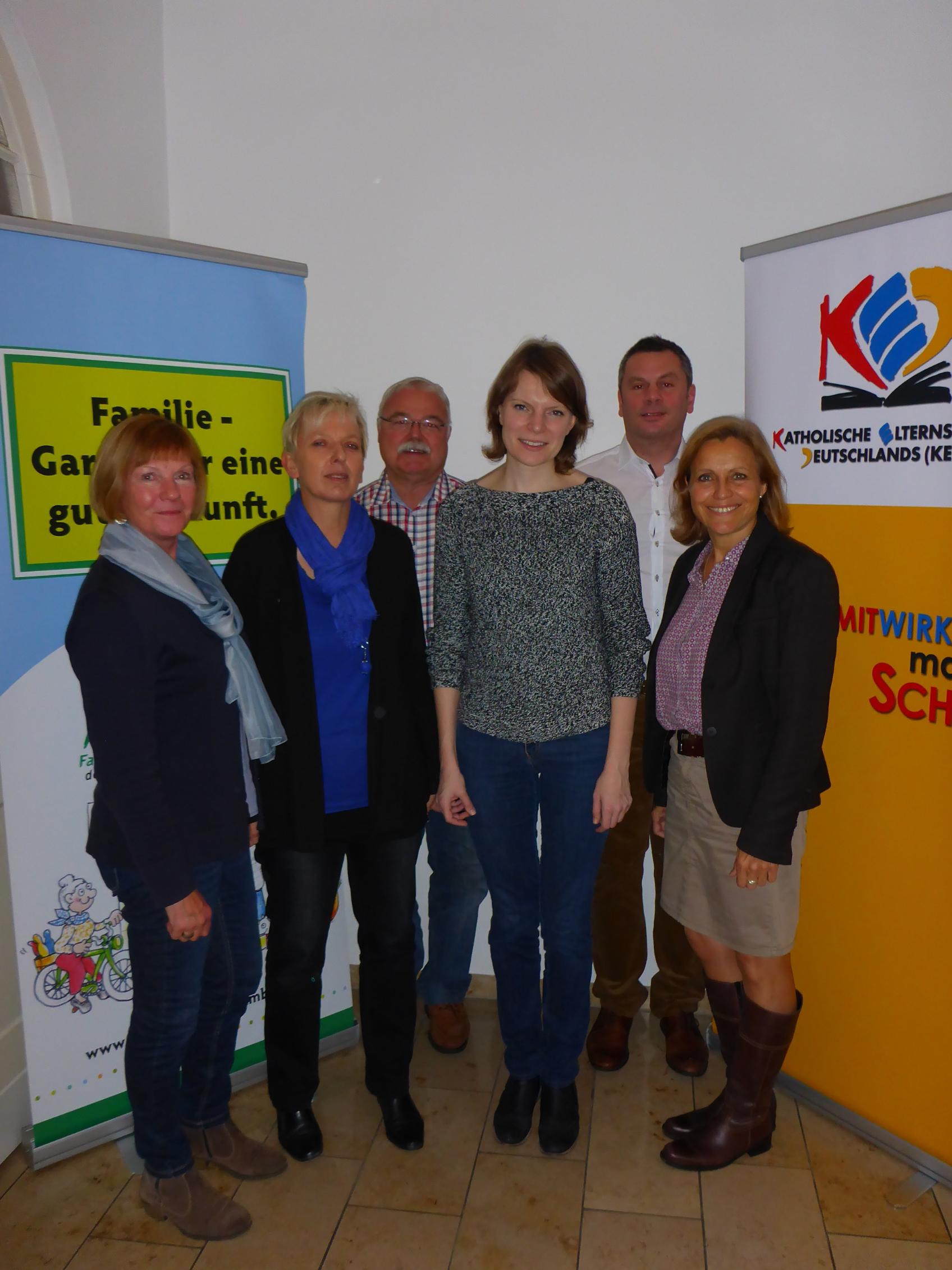 vl: Petra Schuckert (KED-Diözesanbeauftragte), Ursula Knitt, Josef Weber, MdB Emmi Zeulner, Stefan Düring, Christiane Kömm (Familienbund-Vorsitzende) (c) FDK Bamberg (Hofmann)