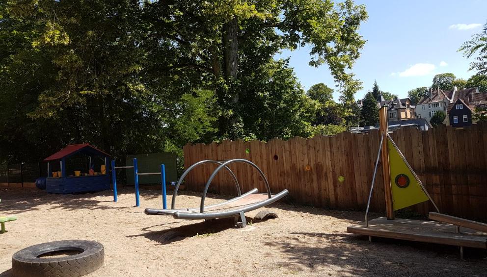 Wippe und Segelschiff