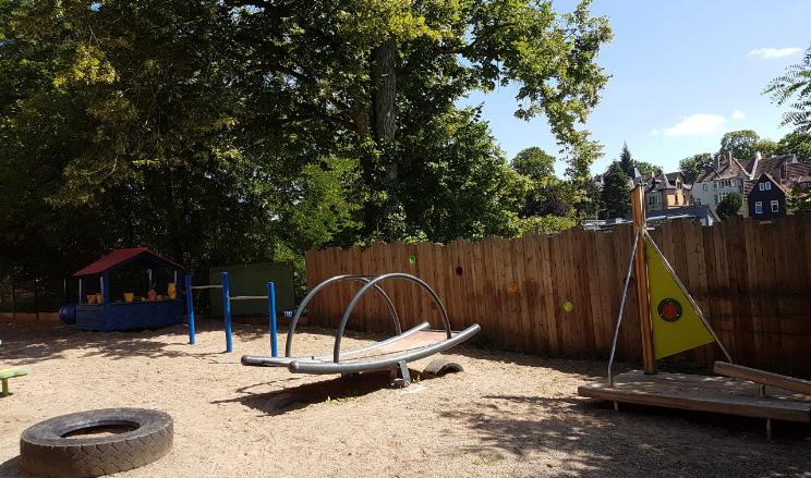 Wippe und Segelschiff